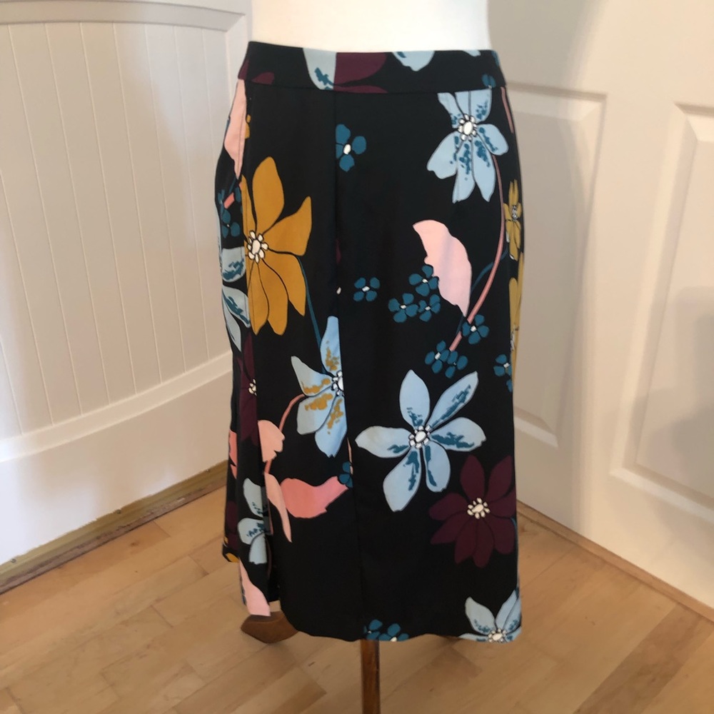 Like new Who What Wear Black Flower Skirt, Size 2.